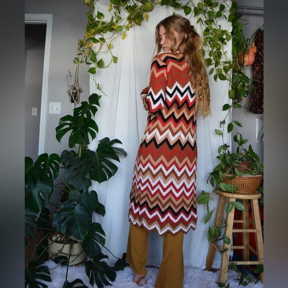 70s style long cardigan with zig zag muted mustards brown and orange pattern - Picture 2 of 5